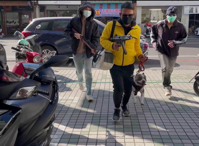 黄启能因反应灵敏被选为防抢演练歹徒角色，整场戏自己想梗贯穿全场。（程炳璋摄）