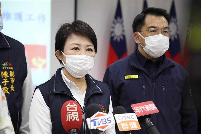 台中市長盧秀燕5日表示，南屯區一名居家檢疫的女子，兩晚留宿男友遭重罰，防疫期間任何事情都不能疏忽，一有疏失可能就會造成破口。（盧金足攝）