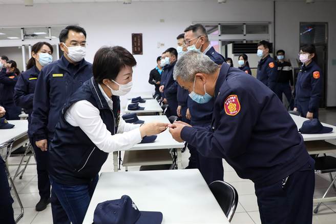 台中市长卢秀燕5日晚间率副市长陈子敬及警察局长杨源明等人至第六分局慰勉员警及协勤民力，并致赠年节礼盒，感谢大家坚守岗位。（卢金足摄）