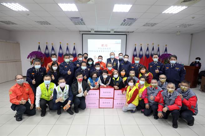 台中市长卢秀燕5日晚间率副市长陈子敬及警察局长杨源明等人至第六分局慰勉员警及协勤民力，并致赠年节礼盒，感谢大家坚守岗位。（卢金足摄）