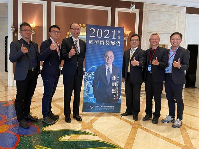 （台经院景气预测中心主任孙明德(左三)受台中市建筑经营协会理事长赖柄源(右三)之邀，分享全球经济最新情势。图／曾丽芳）
