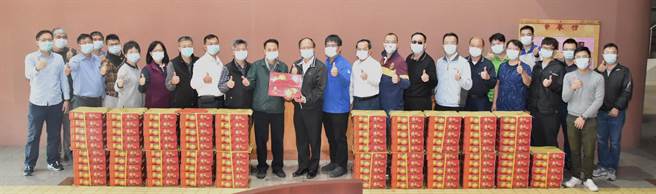 江敏贤慰劳基层员警，致赠柑橘象徵大吉大利。（警方提供）