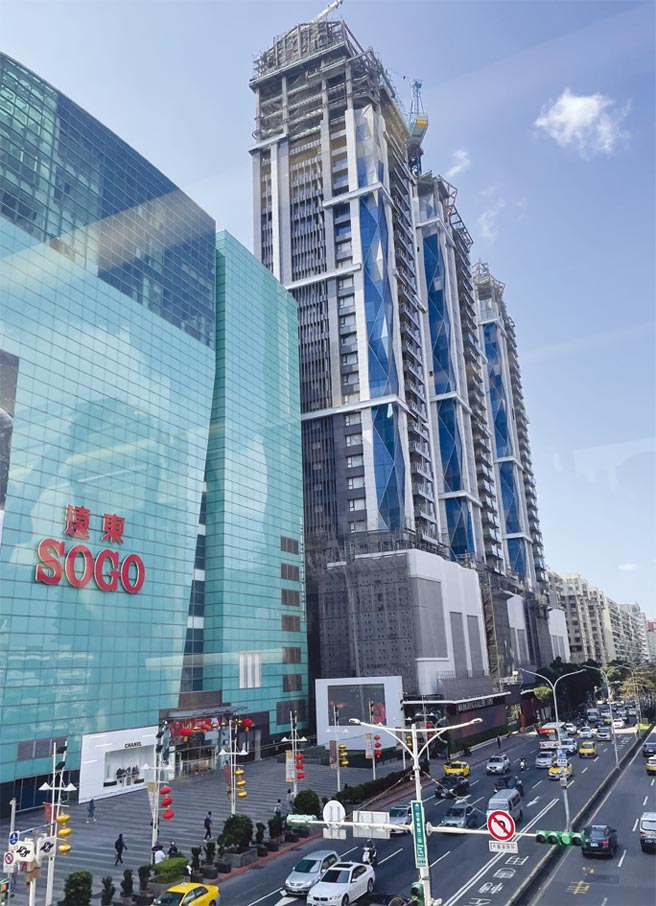 新光三越入驻北市东区的Diamond Towers比邻SOGO復兴馆，预计明年底开幕。图／郭家崴