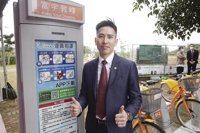 华威广告副总孙晟泰说，从富宇敦峰站骑乘U-Bike仅6分钟即能抵达A8站。图／业者提供