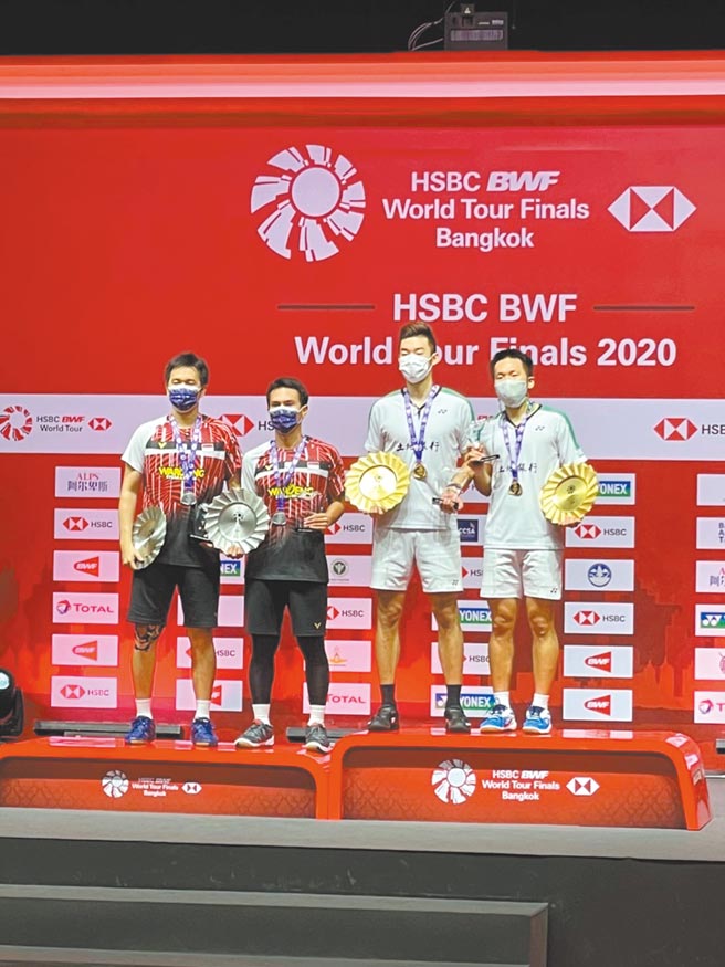 土地银行羽球队再传佳绩，队员李洋（右一）、王齐麟（右二）日前参加世界羽球联盟2020年世界羽球巡迴赛总决赛荣获「男子双打第1名」。图／土银提供