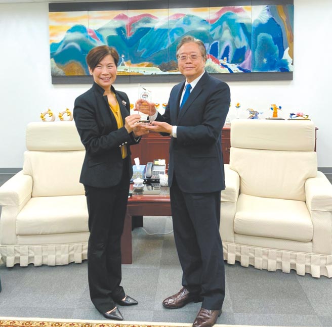 合库银行董事长雷仲达（右）、Visa国际组织台湾区总经理赵丽芳（左）合影。图／合库银行提供