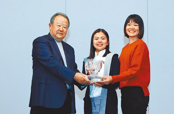 台丰俱乐部董事长林伯实(左)亲颁冠军杯给女子队长徐薇凌(中)及副队长刘嬿。图／锺丰荣摄