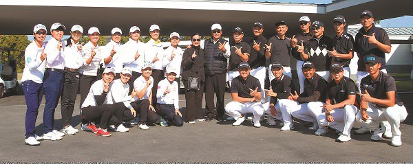 『台丰男女职业高尔夫对抗赛』选手与台丰球场董事长林伯实及夫人合影。图／锺丰荣摄