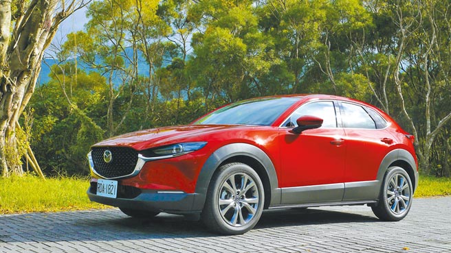 2021年式CX-30仍以其KODO魂动语汇带动整车畅快造型，侧光映恰好照出车身的流动曲线。图／于模珉