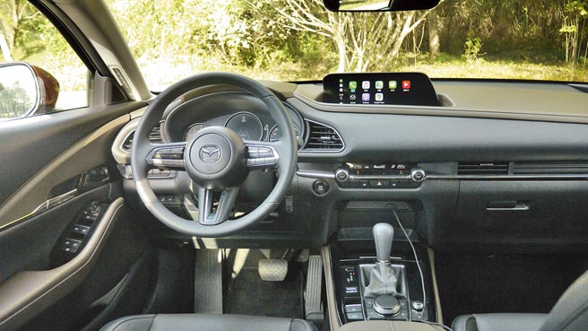 座舱俐落简约，8.8吋中央资讯显示幕位置适中，图中可见萤幕已连上Apple CarPlay。图／于模珉