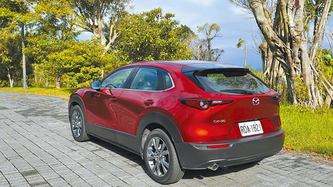 和车头灯造型相呼应的尾灯组，搭配与尾窗合成一气的后扰流尾翼，这个车尾够正。图／于模珉