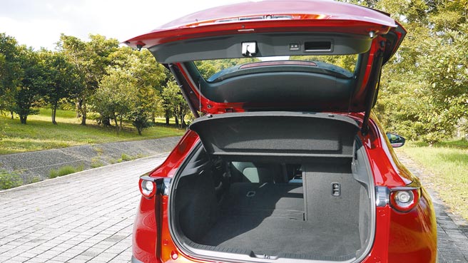 6/4分离后座全躺平后行李厢容积可扩增至1,424公升，试驾车还多标配了电动启闭尾门。图／于模珉