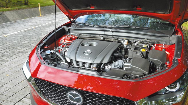 2.0升SKYACTIV-G直四汽油引擎最大马力和扭力值各达165匹及21.7公斤米，平均油耗15Km/L。图／于模珉