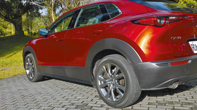 试驾车标配18吋银灰铝圈。图／于模珉