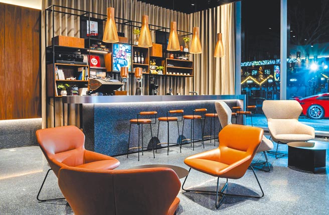 保时捷全球唯一崭新型态据点-台南保时捷都会概念店，位在台南市东区中华东路一段366号南纺购物中心A2。图／业者提供