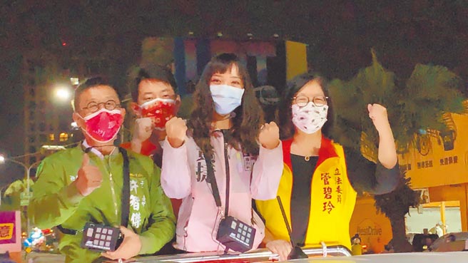 高雄市议员黄捷（右二）4日晚间合体立委陈柏惟（左二）。（柯宗纬摄）