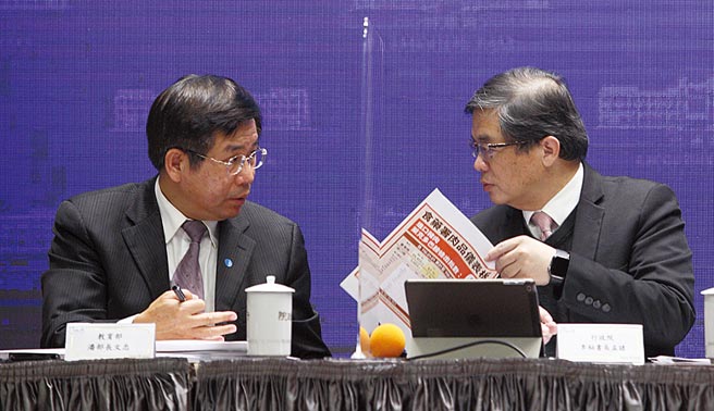 行政院4日在院会后召开记者会，由教育部长潘文忠（左）与政院秘书长李孟谚（右）等人宣布育儿津贴将从每月2500元翻倍到5000元。政府规划分二阶段调高，今年调高的金额预定从8月起实施，两人在记者会上不时交换意见。（张铠乙摄）