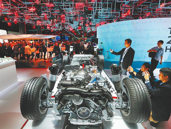 台美供應鏈對談5日登場，交流以半導體產業為主。圖為Audi a8插電式混合動力車底盤。（美聯社）