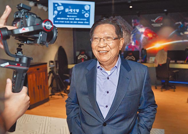 中保科技集团总裁林孝信特地到宜兰「兰灯空间」虚拟摄影棚录制新春谈话，为辛苦一年的员工打气加油。（中保科技提供）