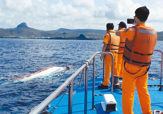 「日翔12號」去年於墾丁大灣外海翻覆，海巡人員前往搜尋，查獲761公斤安毒，不料竟有20公斤漏網之魚漂流到新北市萬里海邊。（海巡署提供）