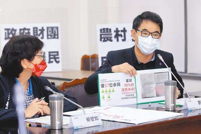民進黨立委劉建國（右）、民眾黨立委蔡壁如（左）、國民黨立委鄭正鈐等跨黨派立委4日為雲林沿海居民請命，要求檢討風力發電的環評標準，呼籲能源轉型也要顧到環境正義。（黃世麒攝）