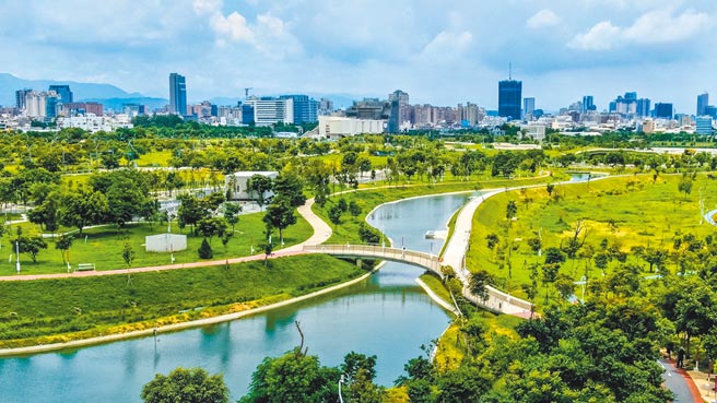 台中市中央公園保留原有1000多棵樹木，又增植1萬棵以上原生樹木，並規畫5座滯洪池排水防洪，不只是綠寶石，也是「台中之肺」。（台中市府提供／盧金足台中傳真）