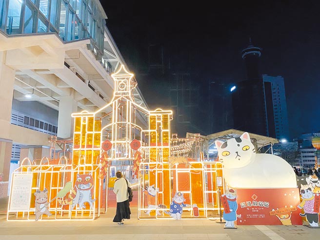 台中驿花灯「光之记忆」搭配新年装饰及年节装扮的猫布置，十分喜气。（台中市文化局提供／陈淑芬台中传真）