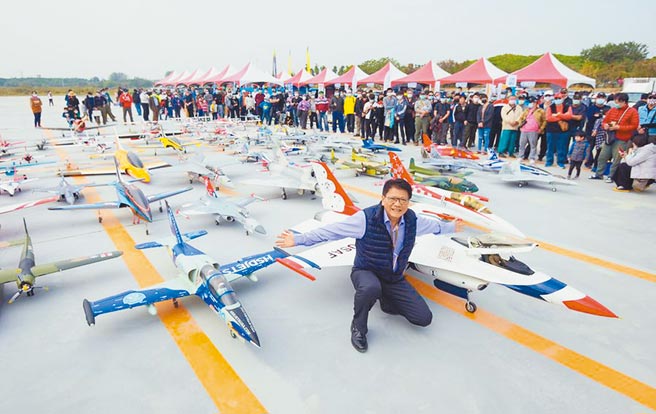 屏东县长潘孟安邀请飞友们，春节期间可以到「全国最完善」的东港溪畔竹田遥控无人机飞行场，展现操控空域HIGH翻全场的专业技术。