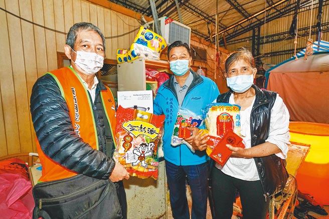蔡衍明爱心基金会课长周哲仁（左）、头城镇代会主席杨碧村（中）拜访50户边缘户，并提供慰问金、旺旺澎湃包、民生物资给沈姓妇人（右）等人。（李忠一摄）