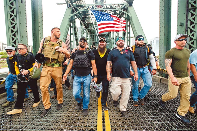 一群「驕傲男孩」成員1月20日在美國奧勒岡州波特蘭市參加「結束國內恐怖主義」遊行活動。諷刺的是，「驕傲男孩」3日被加拿大公共安全部列入恐怖組織名單。（美聯社）