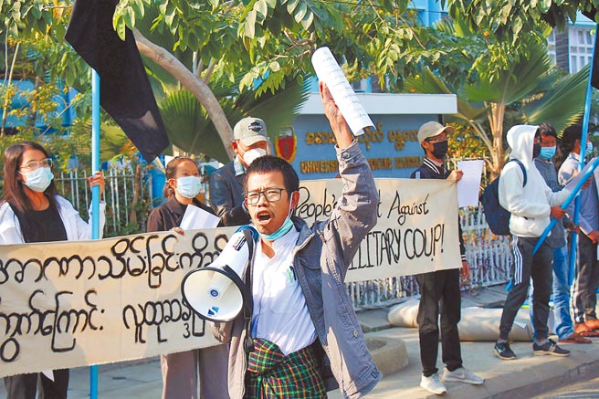 緬甸第二大城曼德勒的曼德勒醫科大學校園外，一群人聚集示威，抗議緬甸軍方發動政變。（路透）