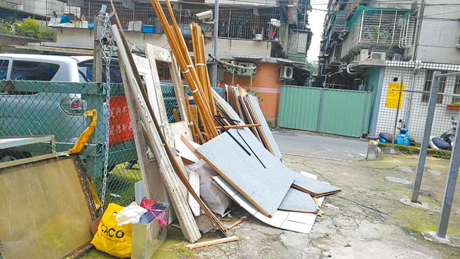 年关将近，各地垃圾量暴增，新北市今年起已接获47件垃圾弃置案。（新北市环保局提供／许哲瑗新北传真）