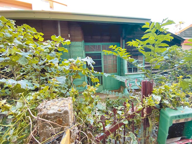 建于日据时代的苗栗县通霄国小忠孝路日式教职员宿舍连栋建筑，久无人居被埋没于垃圾与荒草中，地方盼早日清除整顿。（巫静婷摄）