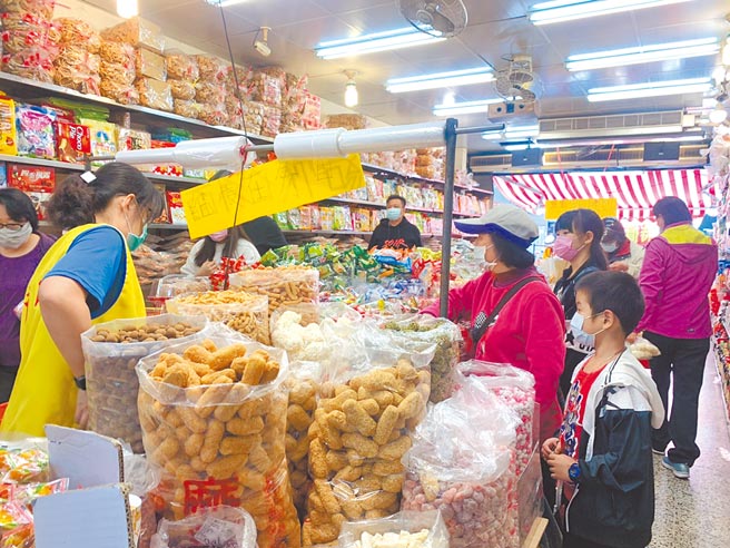 贩售年货业者通常在寒假期间招募短期人力，成为学生打工首选。（吕筱蝉摄）