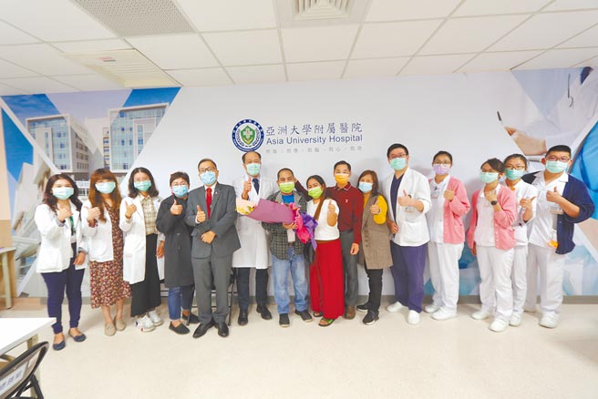 亚大医院为吉拉举办欢送会，医疗团队特别献花、庆贺他痊癒出院。（亚大医院提供／林欣仪台中传真）