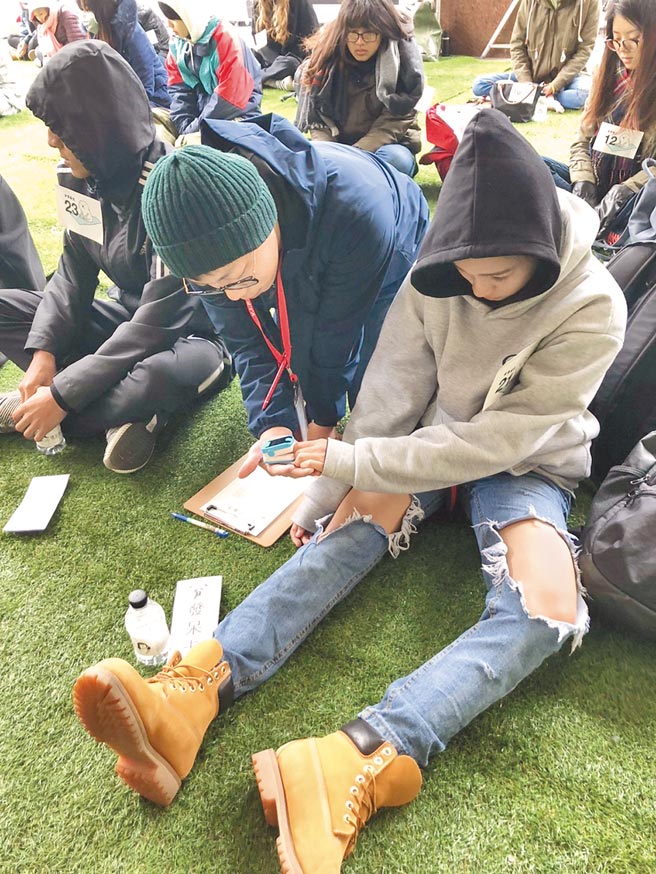 「泰雅發呆大賽」為讓比賽更有鑑別度和趣味，比賽期間會使用專業儀器測量參賽者心跳，看哪一位民眾「呆」的最「專心」。（泰雅度假村提供／黃立杰南投傳真）