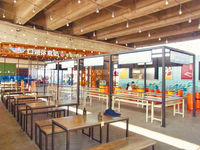 西滨快速公路全线首座休息站云林县「口湖休息站」，结合地方小农市集带动地方发展。（张朝欣摄）