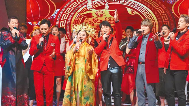 蔡小虎（左起）、阳帆、白冰冰、孙协志、王仁甫、许孟哲在除夕夜节目高歌。（中视提供）