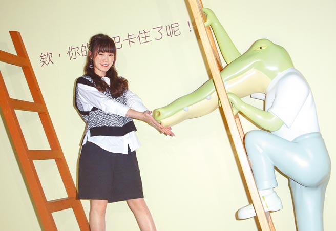 吳心緹昨到華山欣賞「Keigo展-我的生活不可能那麼壞」展覽。（吳松翰攝）