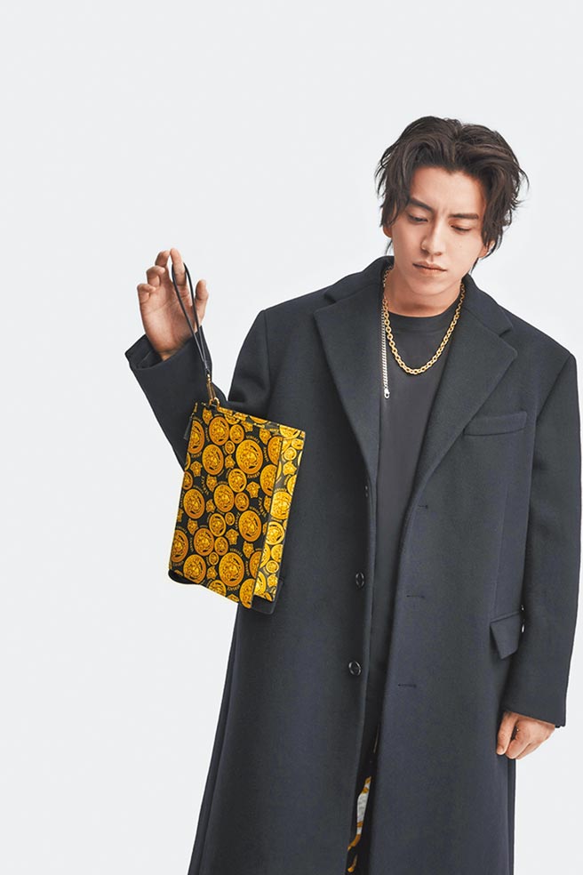 王大陆手拿VERSACE 2021中国新年限量系列包款，男生金色满版Medusa印花手拿包，3万6500元。（VERSACE提供）