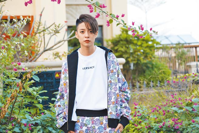 刘逸云Amber Liu穿着VERSACE 2021中国新年限量系列，别于黑金配色更为柔和。（VERSACE提供）