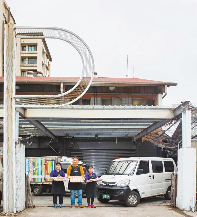 張鑑弘（中）退伍後投入家族事業，並帶動轉型朝外燴點心服務發展，現已成為業界第一品牌「趴趴走美食工坊」。最新購入的中華e-VERYCA菱利電動車（右）採用與BMW同等級Samsung SDI電池，不僅有效改善司機為了送餐不得已的怠速問題，電動車零排放特性更能降低對環境的傷害。（石智中攝）