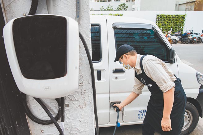 司機早上出門送餐，晚上透過壁掛充電器充電，輕鬆完成每日工作。（石智中攝）