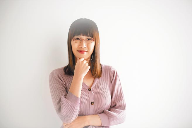 从《独舞》到《倒数五秒月牙》，李琴峰除了书写女同志心境与处境，也藉由台日文化和语言的交错，写出独具一格的小说。（大坪尚人摄影，李琴峰提供）