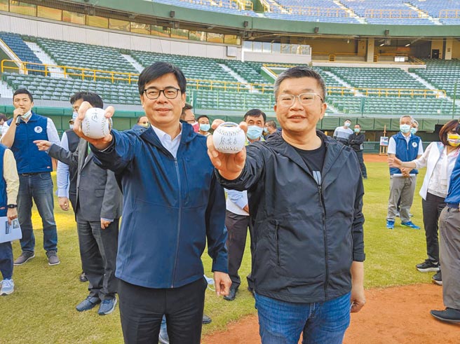 中职会长蔡其昌（右）4日与高雄巿长陈其迈（左）在澄清湖球场会面，两人秀出自己的签名球。（曹明正摄）