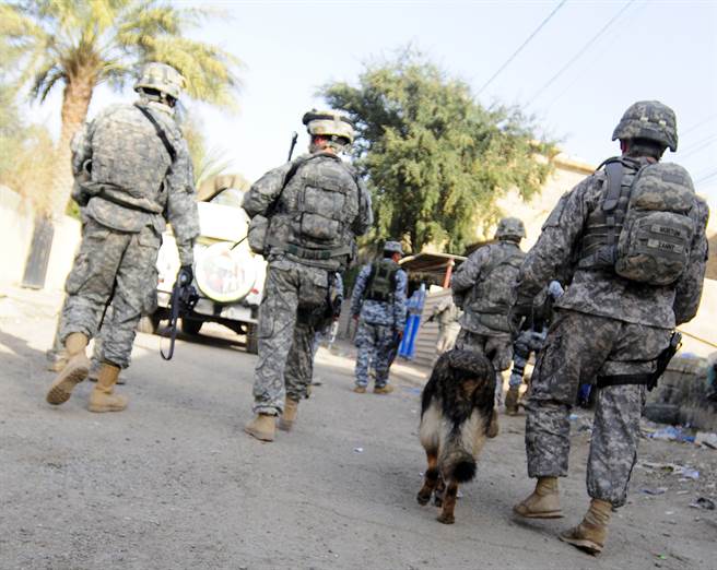 伊拉克部分民眾与官员忧心，美军撤出让IS卷土重来，更让亲伊朗民兵趁机做大。图为美军与伊拉克部队一同在巴格达巡逻。(图/DVIDS)