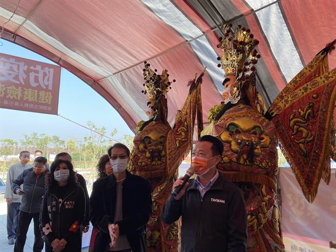 歡喜財神廟入口處以神將戴口罩「站崗」作為防疫站與總量管制點。（張亦惠攝）