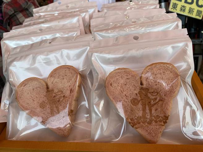 歡喜財神廟製作「愛情麵包」要送給參拜的男女。（張亦惠攝）