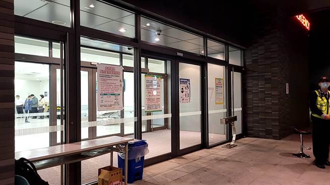 吳男遭重壓後被送往土城醫院，焦急家屬在急診祈禱，盼他早日度過難關。（記者蔡雯如攝）