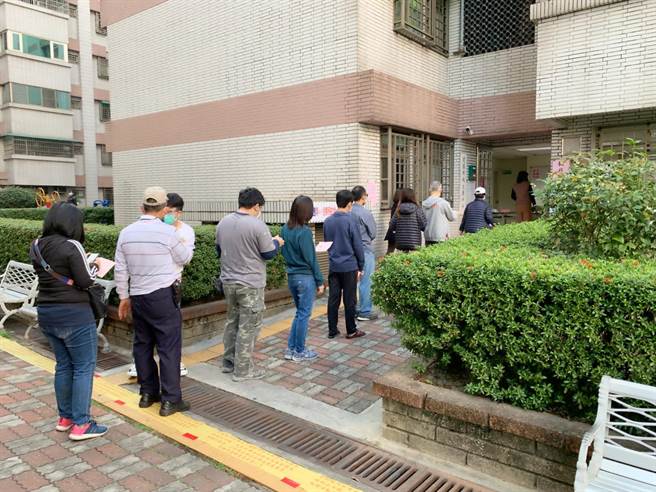 民眾排隊投票，情況大致良好。（柯宗緯攝）